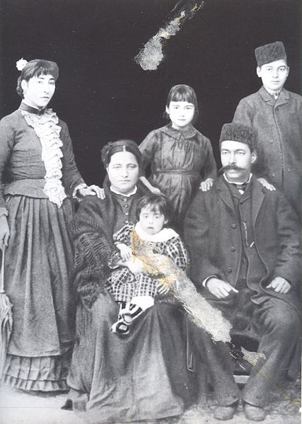 File:BASA-1771K-1-1147-1-Peyo Yavorov and his family.jpeg