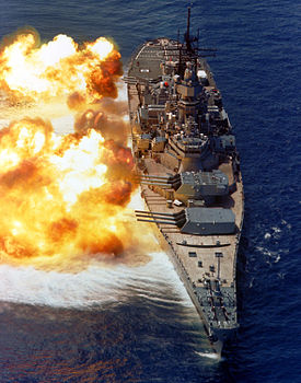 Američki bojni brod USS Ajova na vežbama (1984)
