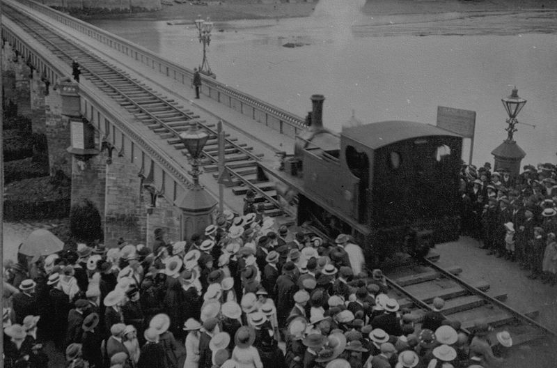File:BWH&AR Locomotive crossing Bideford Bridge 1917.jpg