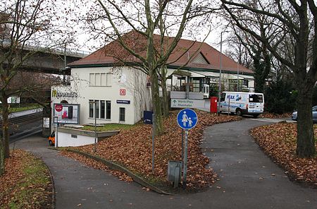 Bahnhof Karlsruhe Mühlburg mit McDonald's Drive in