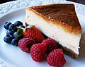 Cheesecake dengan frambus atau rasberi dan bluberi.