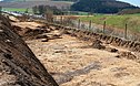 Ausgrabungen an der Autobahn mit Siedlungsresten als dunkle Bodenverfärbungen