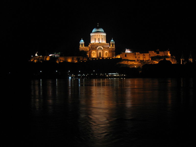 File:Bazilika v noci.jpg