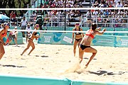 Deutsch: Beachvolleyball bei den Olympischen Jugendspielen 2018; Tag 9, 15. Oktober 2018; Mädchen, Viertelfinale: USA-Spanien 2–1 (21–19/17–21/15–9) English: Beach volleyball at the 2018 Summer Youth Olympics at 15 October 2018 – Girls Quarterfinals: USA-Spain 2–1 (21–19/17–21/15–9)