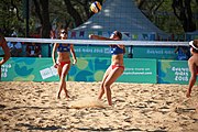 Deutsch: Beachvolleyball bei den Olympischen Jugendspielen 2018; Tag 8, 14. Oktober 2018; Mädchen, Achtelfinale – Bolivien-Puerto Rico 0:2 (18–21/18–21 ) English: Beach volleyball at the 2018 Summer Youth Olympics at 14 October 2018 – Girls Round of 16 – Bolivia-Puerto Rico 0:2 (18–21/18–21 )