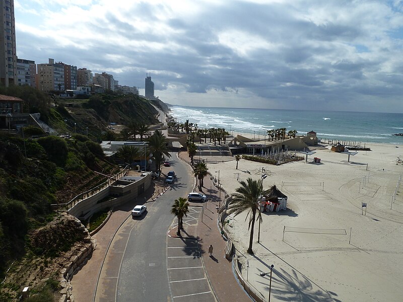 File:Beaches of Netanya P1080934.JPG