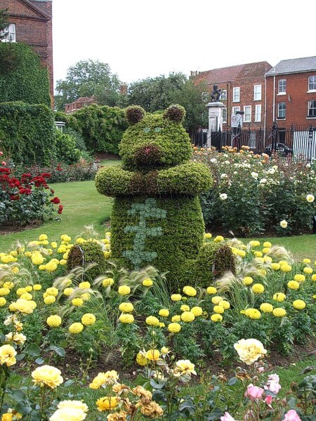 File:Bear topiary in Colchester, Essex.jpg