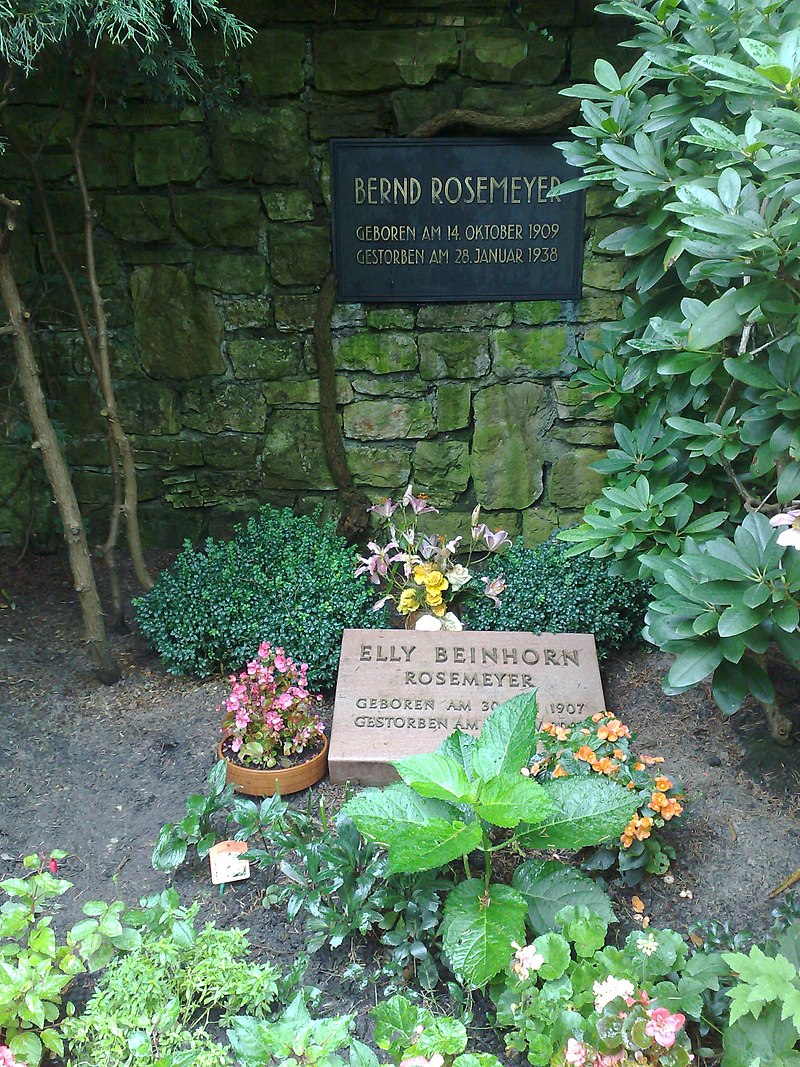 Fliegerlegende Elly Beinhorn aus Hannover 800px-Beinhorn_Rosemeyer_grave