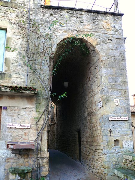 File:Belvès - Entrée du castrum.JPG