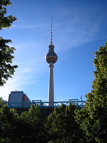 File:Berliner Fernsehturm - aus dem Klostergarten 2.jpg