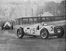 Foto af Bernd Rosemeyer i løbet, ved Donington Gran Prix, er han foran Manfred von Brauchitschs bil