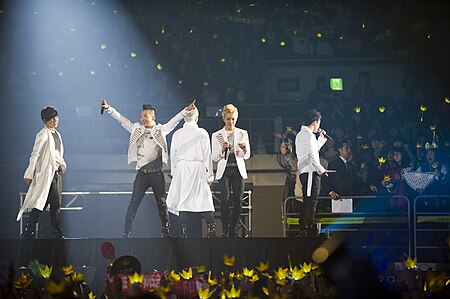 Tập_tin:Big_Bang_at_their_Big_Bang_Big_Show_performance,_2011_-_2.jpg