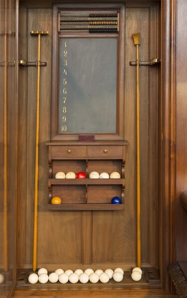 File:Biljard i Biljardrummet. Poängtavla med räkneställning, bollar, bollskjutare - Hallwylska museet - 107094.tif