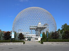 Pabellón estauxunidense de la Expo 67, de Richard Buckminster Fuller, llamáu anguaño Biosphère, en Île Sainte-Hélène, Montreal.
