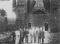 سرهنگ نیساری، محمدعلی تربیت، جم، محمدعلی فروغی با همراهان در حال بازدید از خرابه‌های مسجد کبود