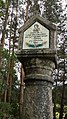 Čeština: Boží muka kamenná sloupková na kopci nad zaniklou vsí Mýtiny, Nové Hrady, okres České Budějovice. English: Stone column shrine on a hill above the abandoned village of Mýtiny, Nové Hrady, České Budějovice District, South Bohemian Region, Czechia.