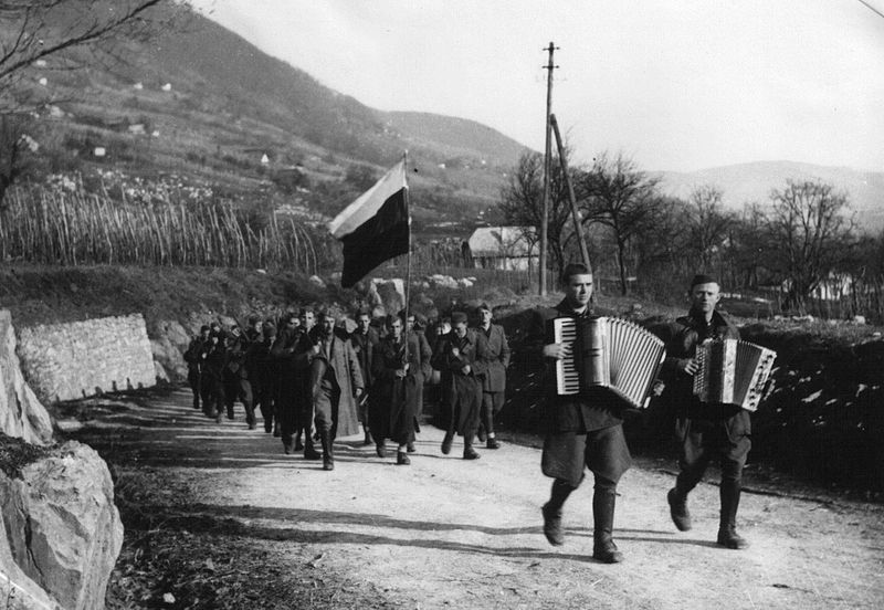 File:Borci XIV divizije na poti v Suhor.jpg