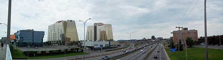 L'autoroute 40 vue du boulevard des Galeries-d'Anjou. On aperçoit le mont Royal à l'horizon.