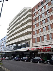A fianco del YMCA, l'hotel di Bournemouth dove i Beatles alloggiavano