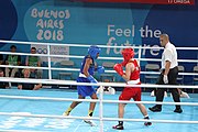 Deutsch: Boxen bei den Olympischen Jugendspielen 2018 Tag 12, 18. Oktober 2018 - Finale Leichtgewicht Mädchen – Junioren-Weltmeisterin und dreifache Juniorinnen-Europameisterin Caroline Sara DuBois (Großbritannien, blau) schlägt Juniorinnen-Asienmeisterin Porntip Buapa (Thailand, rot). English: Boxing at the 2018 Summer Youth Olympics on 18 October 2018 – Girls' lightweight Gold Medal Bout – Caroline Sara DuBois (Grat Britain, blue) wins over Porntip Buapa (Thailand, red). Español: Boxeo en los Juegos Olímpicos Juveniles de Verano de 2018 en 18 de octubre de 2018 - Combate de medalla de oro de peso ligero para niñas - Caroline Sara DuBois (Gran Bretaña, azul ) gana sobre Porntip Buapa (Tailandia, rojo).