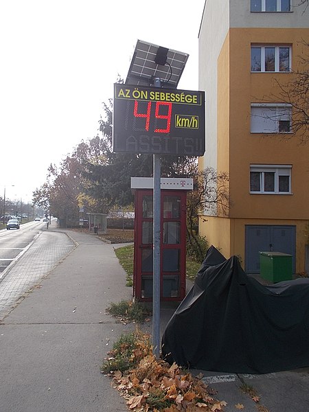 File:Bretzfeld Straße, Geschwindigkeitsanzeige, Telefonzelle, 2021 Budaörs.jpg