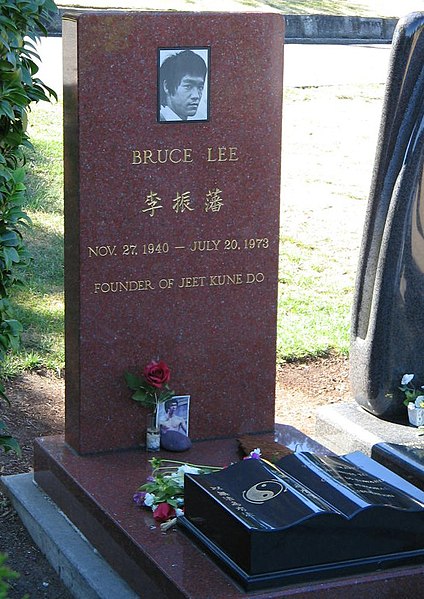 Ficheiro:Bruce lee grave.jpg