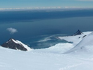 Die Brunow Bay zwischen dem Vazov Rock (links) und dem Needle Peak (rechts)