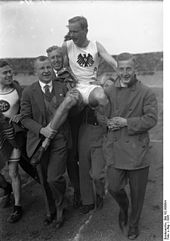 Peltzer am 11. September 1926 nach seinem Weltrekordlauf über 1500 Meter in Berlin