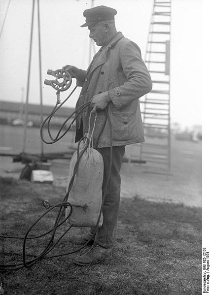 File:Bundesarchiv Bild 102-12109, Flugpost-Austausch mit Postsack.jpg