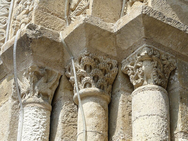 File:Bussière-Badil église portail chapiteaux.JPG