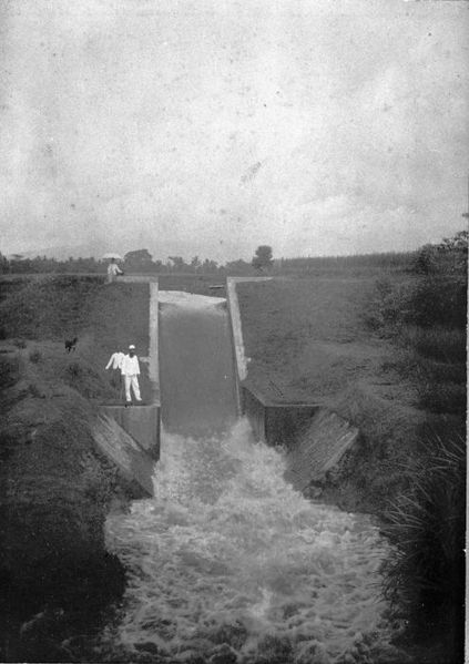 File:COLLECTIE TROPENMUSEUM Hellende goot die uitkomt in de Krandji-rivier voltooid in 1903 district Poerwokerto Midden-Java. TMnr 60004518.jpg