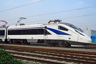 中車大連生產的CR200J-3002號動力機車，採用頂置藍線塗裝