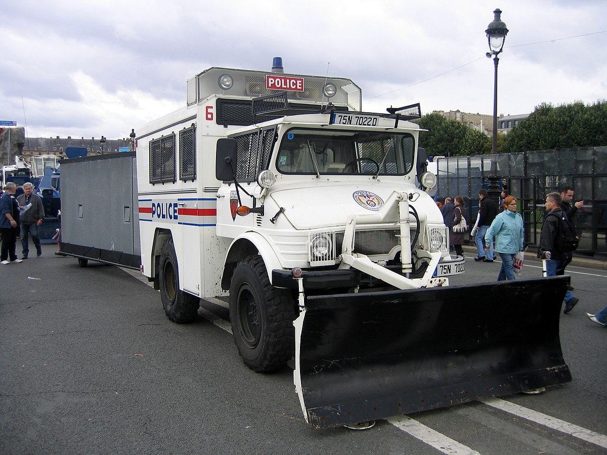 File:Camion police française avec grilles et lame.JPG - Wikimedia Commons