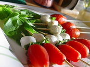 用葡萄番茄（英语：Grape tomato）作成的卡布里沙拉串開胃菜