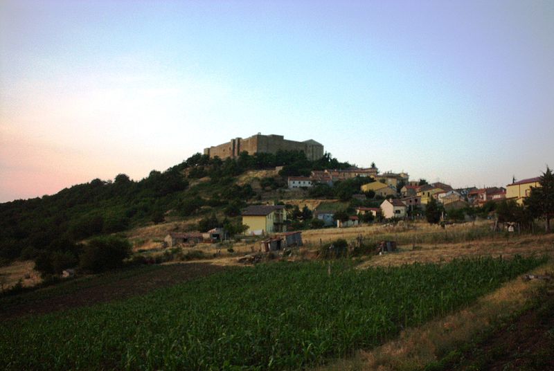File:Castel lagopesole.JPG