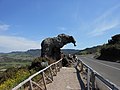 Gajah Batu, dekat jalan