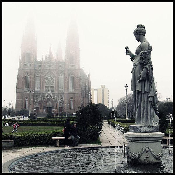 File:Catedral de La Plata con niebla.jpg
