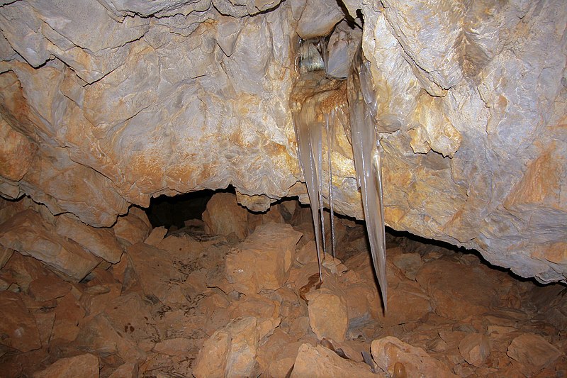 File:Caves in Iran, Yakh Morad Cave, غار یخ مراد در حوالی روستای آزادبر و کهنه ده 06.jpg