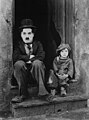 Si Charlie Chaplin sa pelikulang The Kid noong 1921; kasama si Jackie Coogan.  United Kingdom