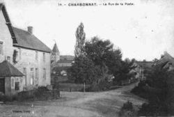 Carte postale ancienne (environ 1900) montrant une vue générale du village, centrée sur la rue de la Poste