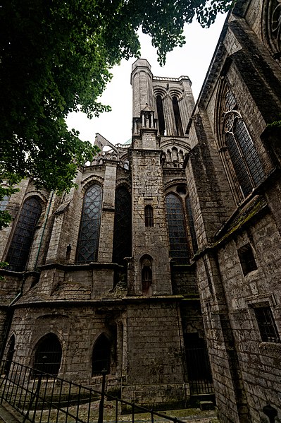 File:Chartres - Les Jardins de l'Évéché - View ESE on Choir Chapels of Chartres Cathedral.jpg