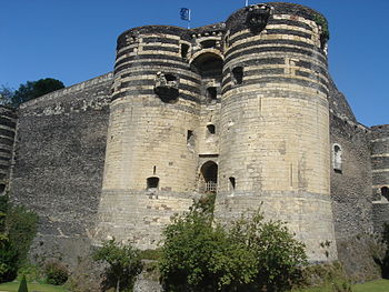 El Château d'Angers sobre la ciudad de Angers y el río Maine