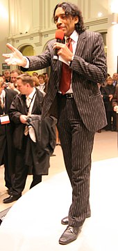 Cherno Jobatey als Moderator bei der Eröffnungszeremonie des sanierten Dresdner Hauptbahnhofs am 10. November 2006
