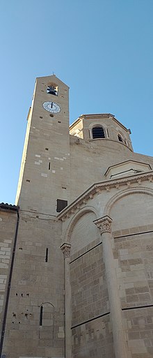 Chevet et mur du clocher de la cathédrale, après restauration.