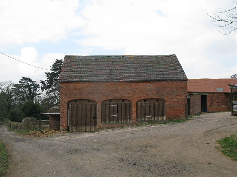 File:Clent Walton Farm Barns.JPG