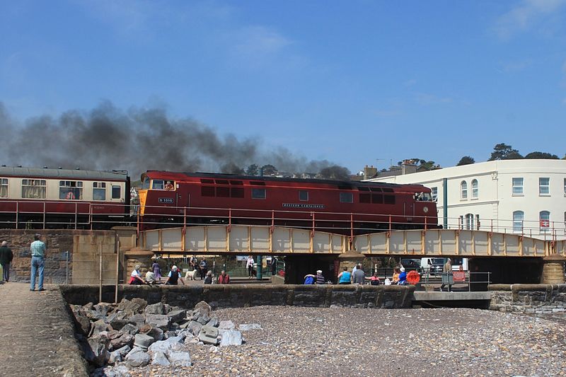 File:Colonnade Viaduct - D1010 (aka D1015) up train.JPG