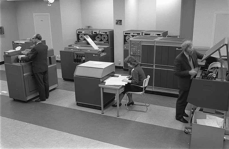 File:Computors (Opdracht Vergadering van de Effectenhandel), Bestanddeelnr 914-8539.jpg