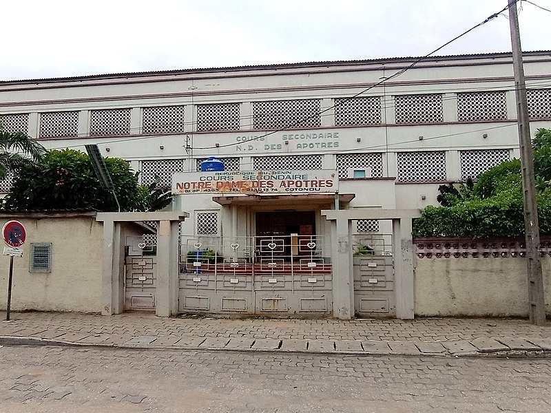 File:Cours Secondaire Notre Dame des Apôtres de Cotonou 01.jpg