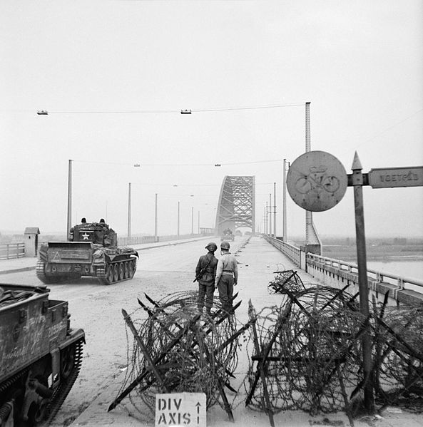 Tanques aliados cruzando el puente en Nijmegen durante la Operación Market Garden
