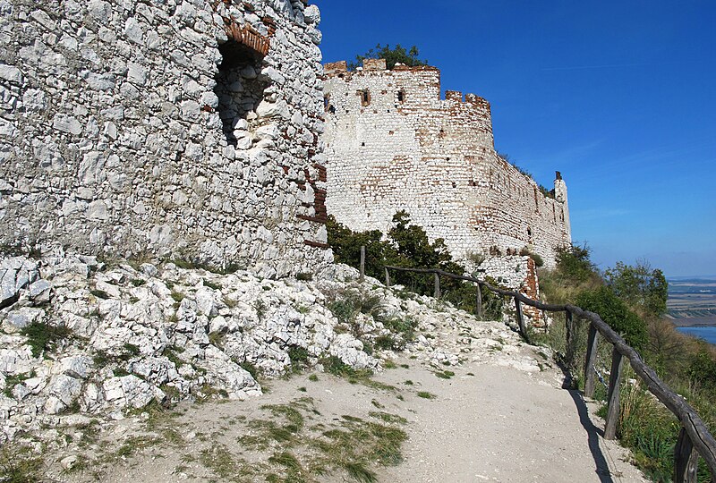 File:Děvičky Castle (4).jpg